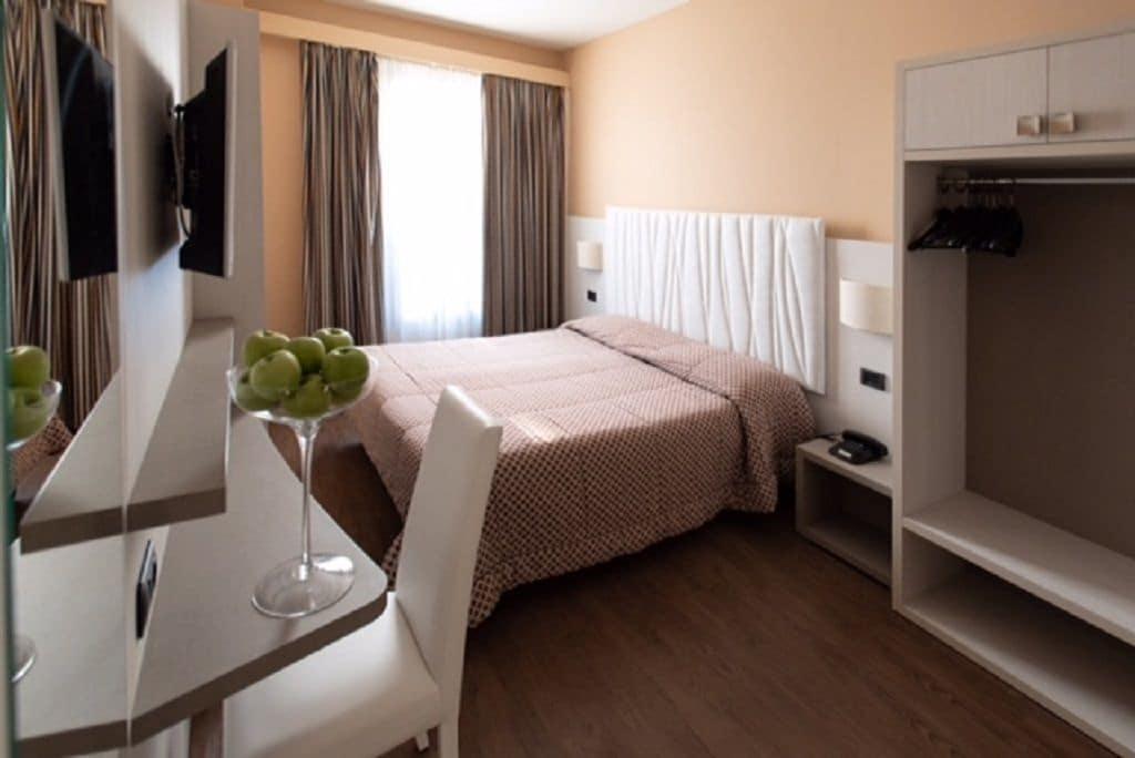 Hotel Enrichetta Дезенцано-дель-Гарда Экстерьер фото