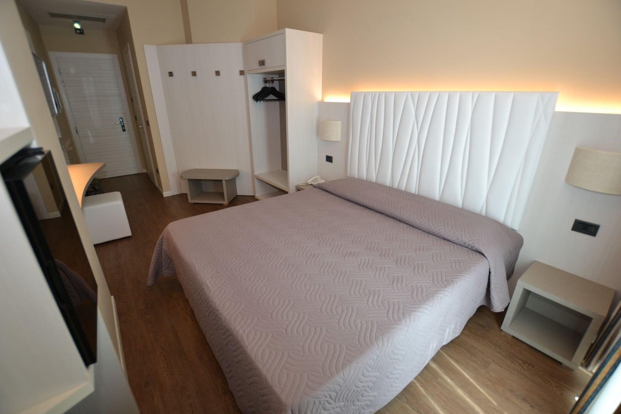 Hotel Enrichetta Дезенцано-дель-Гарда Экстерьер фото
