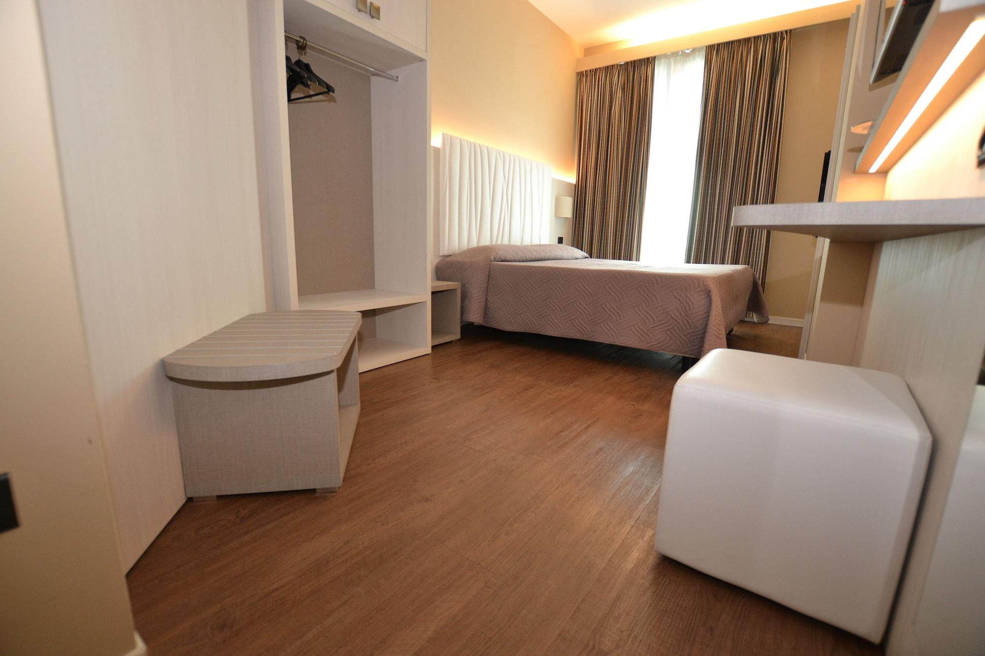 Hotel Enrichetta Дезенцано-дель-Гарда Экстерьер фото