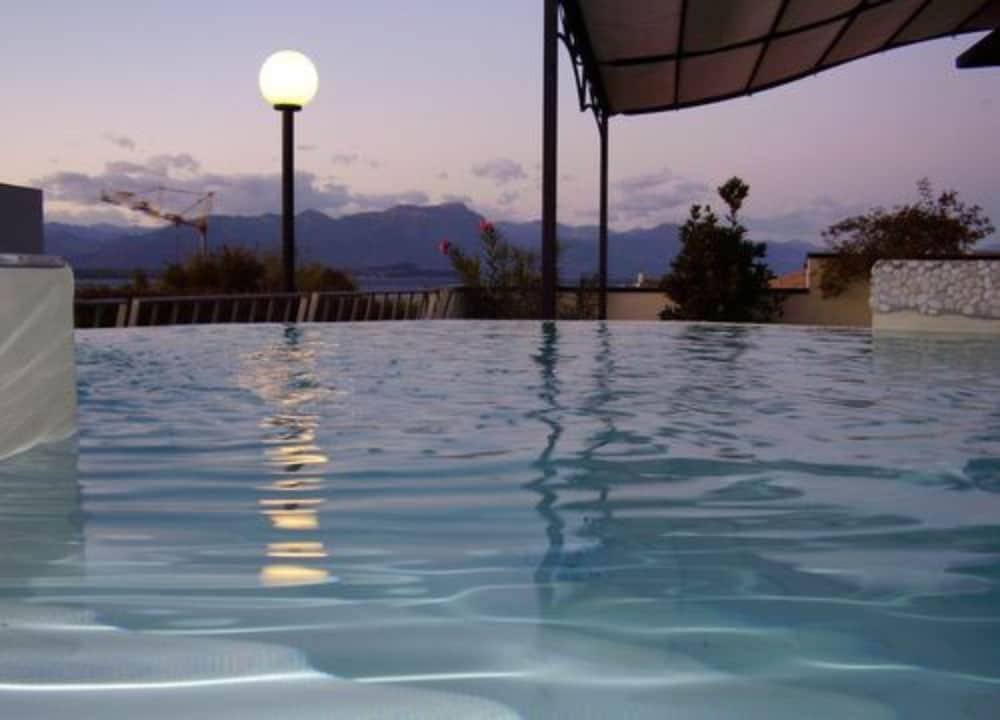 Hotel Enrichetta Дезенцано-дель-Гарда Экстерьер фото