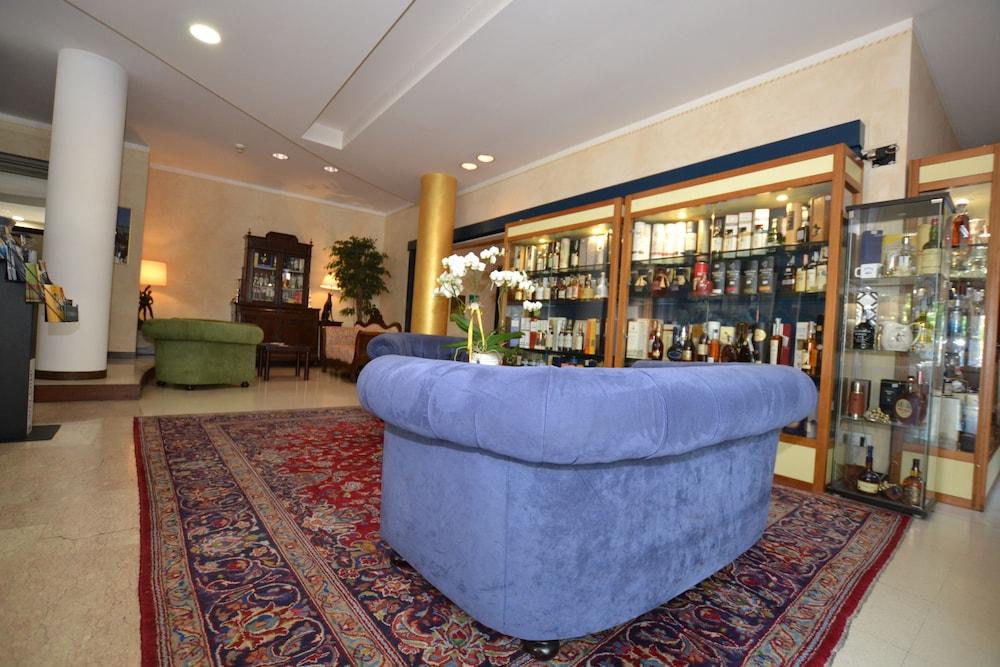 Hotel Enrichetta Дезенцано-дель-Гарда Экстерьер фото