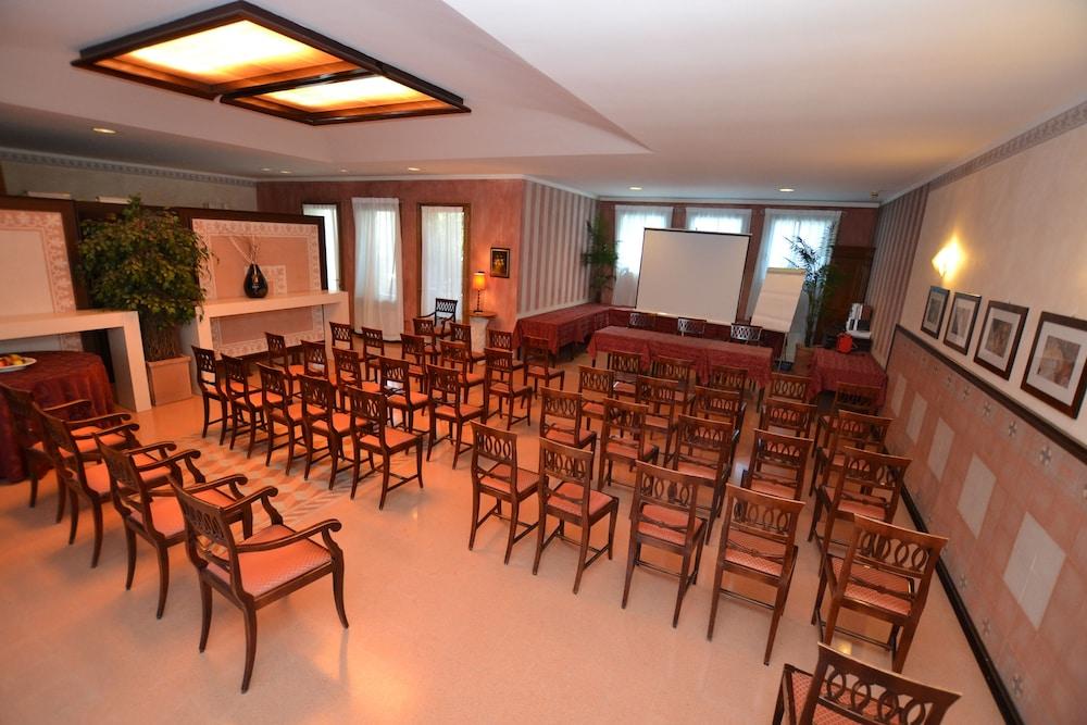 Hotel Enrichetta Дезенцано-дель-Гарда Экстерьер фото