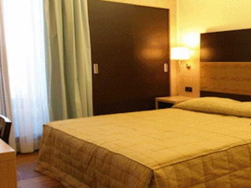 Hotel Enrichetta Дезенцано-дель-Гарда Номер фото