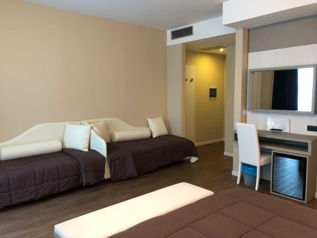 Hotel Enrichetta Дезенцано-дель-Гарда Экстерьер фото