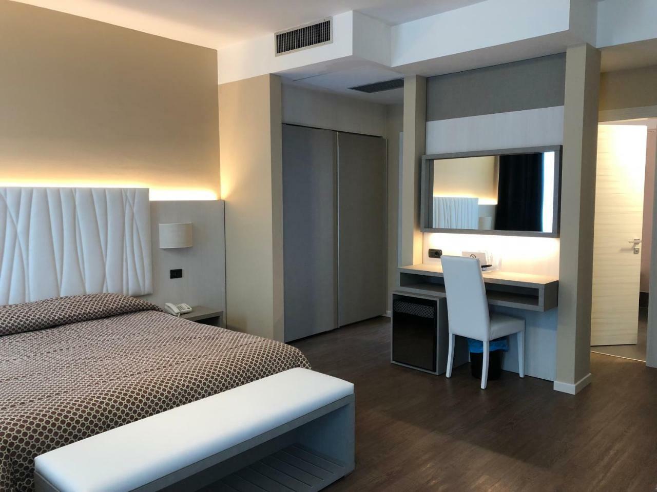 Hotel Enrichetta Дезенцано-дель-Гарда Экстерьер фото