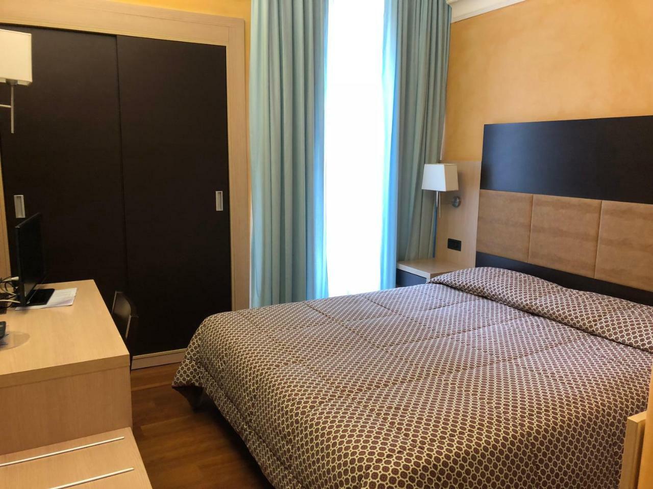 Hotel Enrichetta Дезенцано-дель-Гарда Экстерьер фото