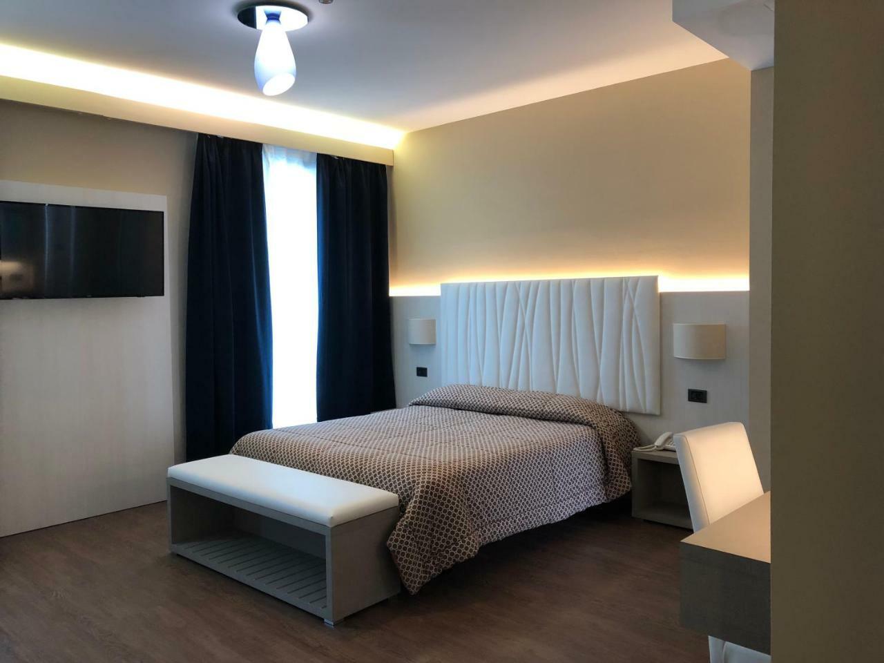 Hotel Enrichetta Дезенцано-дель-Гарда Экстерьер фото