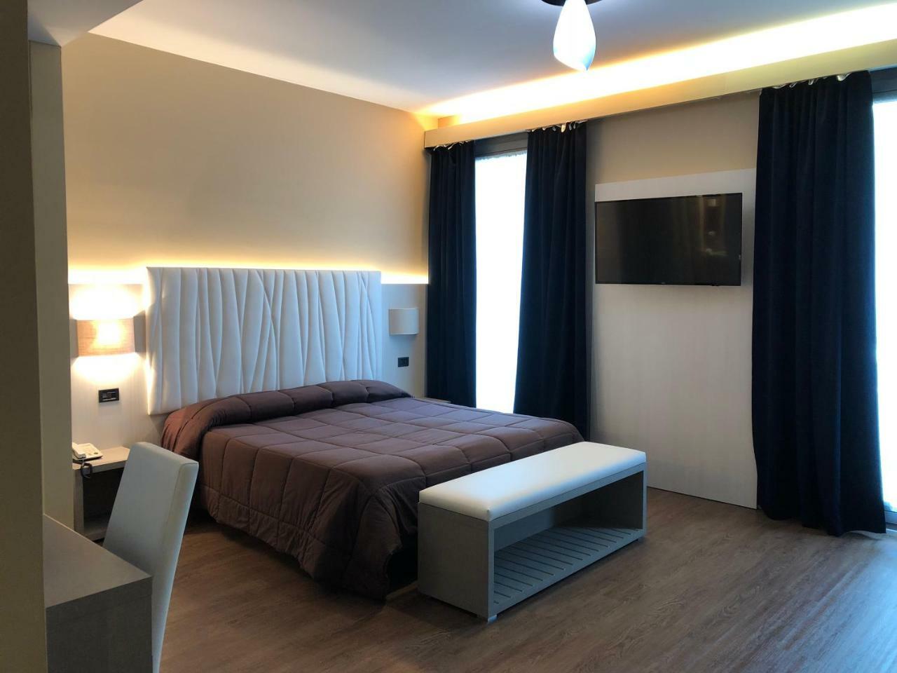 Hotel Enrichetta Дезенцано-дель-Гарда Экстерьер фото