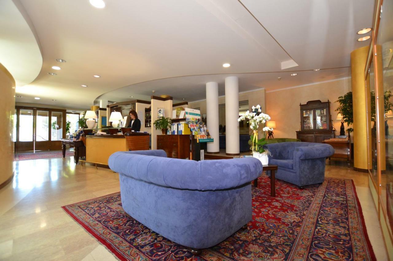 Hotel Enrichetta Дезенцано-дель-Гарда Экстерьер фото